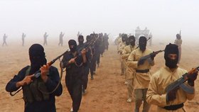 Islamisté jsou většinou oděni v černé, ale v poušti používají jiné uniformy.