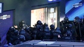 Ozbrojenci drželi 18 rukojmích v pařížském obchodě: Je to loupežné přepadení, tvrdí policie