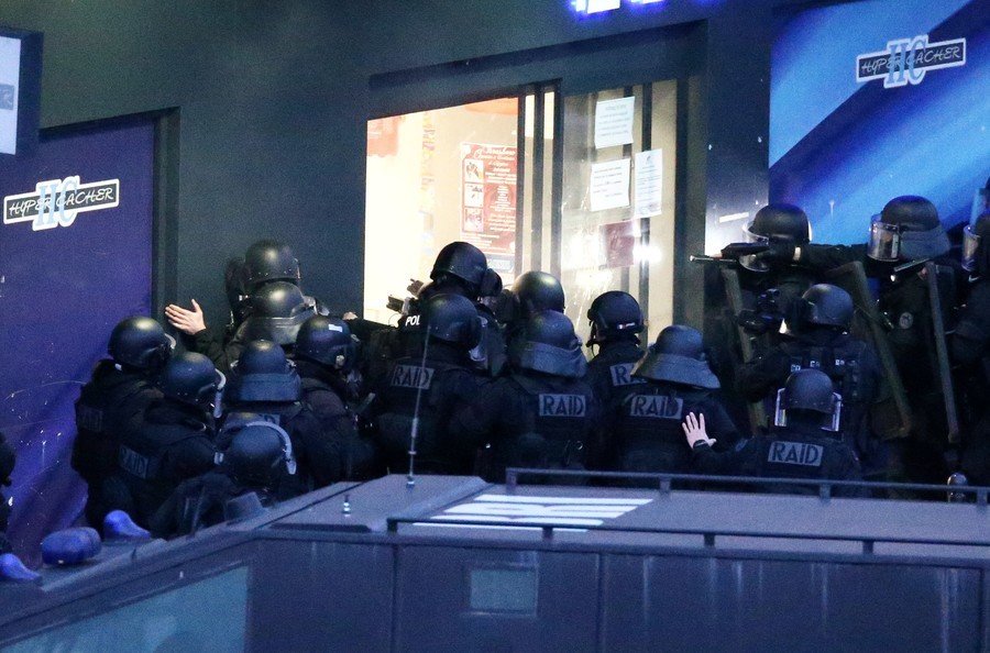 Policejní útok na teroristu v židovském obchodě