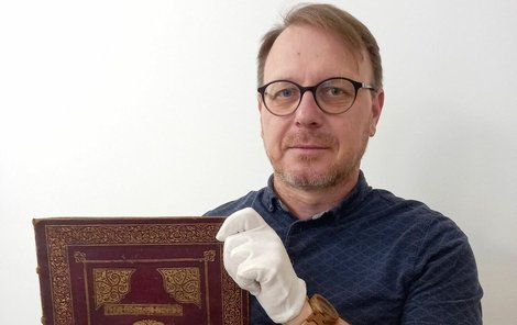 Vedoucí Archivu města Plzně Adam Skála ukazuje rukopis Petra Albina.