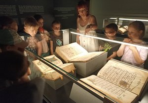 Muzeum města Brna vystavuje na Špilberku 7 z celkem 9 rukopisů královny Elišky Rejčky.