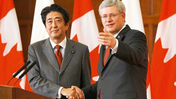 Ruku na to. Šinzó Abe má ve srovnánání s kanadským premiérem Stephenem Harperem o důvod k úsměvu více. Ekonomický program jeho vlády tvoří nové boháče, jejichž majetek roste.