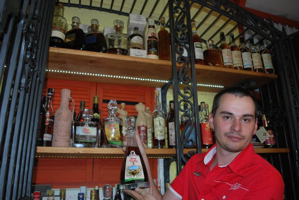 Provozní restaurace Michal Nedzbala shání rum do sbírky svého šéfa po celém světě. Většinou jej v zahraničí vybírá osobně.