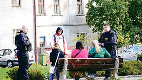 Policejní hlídky pročesávají města ve Šluknovském výběžku. Kontrolují herny, bary a legitimují občany v ulicích.