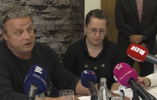 Petr Vondráček ostře vystoupil proti nařčení, že měl se sestrou, která je obviněná z vraždy pacientky, poměr