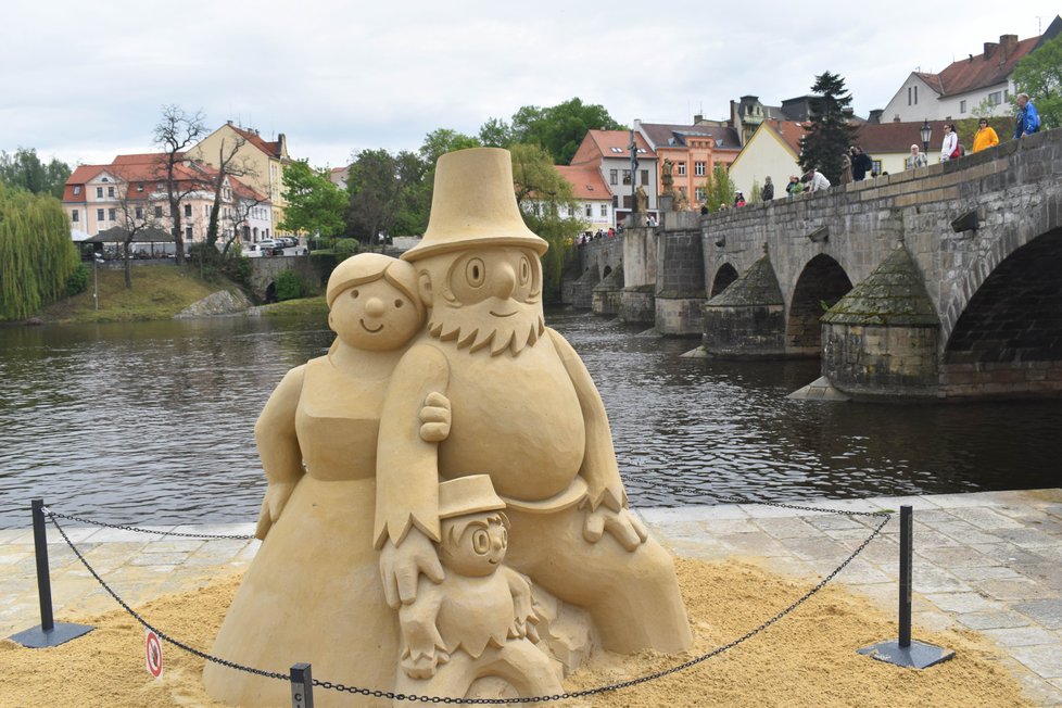 Rodinka bodrého loupežníka hlídá Kamenný most v Písku.