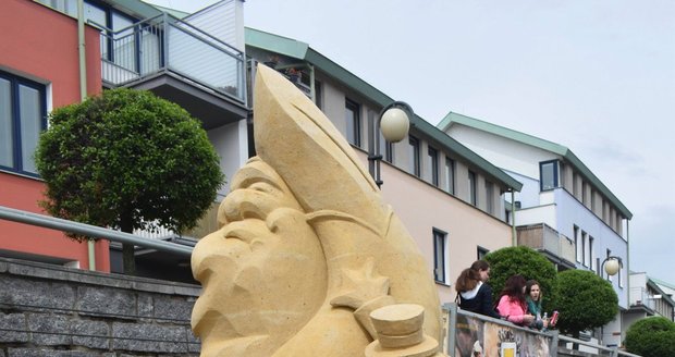Na 6 soch ze života Rumcajse a jeho rodiny se spotřebovalo 100 tun písku. Sochy měří 3 metry a sochaři na nich pracovali 14 dní. Nakonec sochy postříkali 30 kilogramy fixačního roztoku.