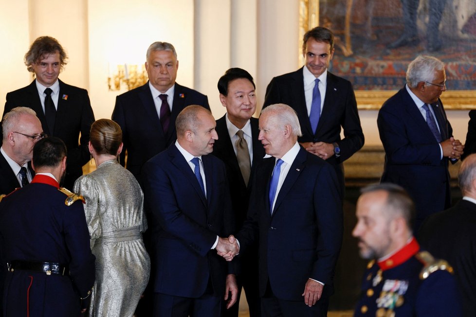 Bulharský prezident Rumen Radev a americký prezident Joe Biden na galavečeru na summitu NATO (28.6.2022)