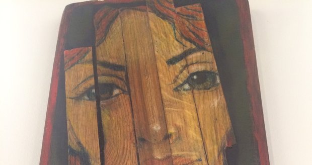 Obraz Krásná Neznámá, který vznikl na dřevěném podkladu, akcentuje inspiraci helénistickým obdobím Egypta. „Lidé se tehdy na mumie snažili namalovat obličeje zesnulých,“ uvádí Sazdov.