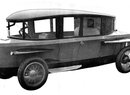 V roce 1921 předvedl Dr. Ing. Edmund Rumpler v Berlíně svůj „kapkovitý“ Tropfenwagen se sedadlem řidiče uprostřed.