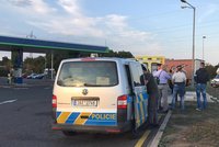 Nehoda pěti aut: Řidič přejel do protisměru, silnice u Bašky je totálně zasekaná