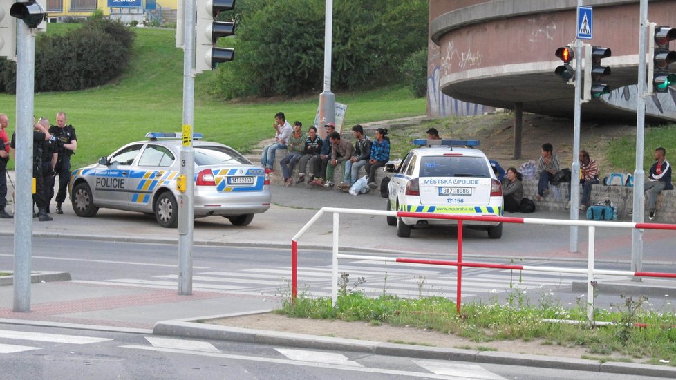 Skupinku Rumunů včera večer kontrolovala policie na Jižním Městě.