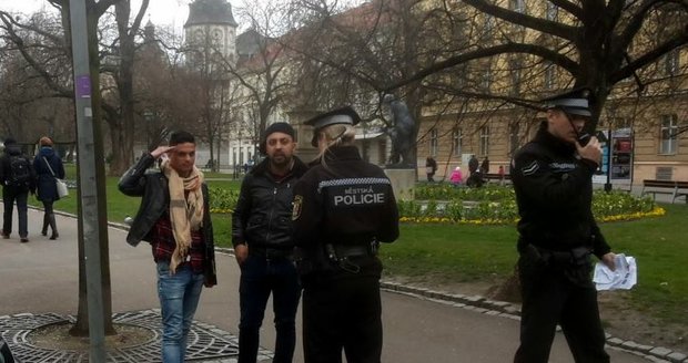Rumuni v ulicích Plzně předstírají postižení: Vybrali už stovky na falešnou veřejnou sbírku