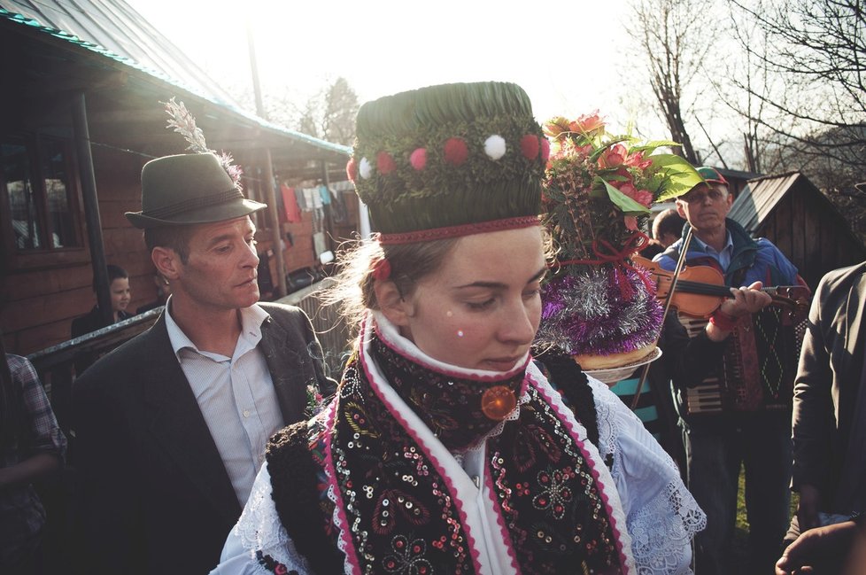 Důležitou roli v každodenním životě místních hraje folklór.