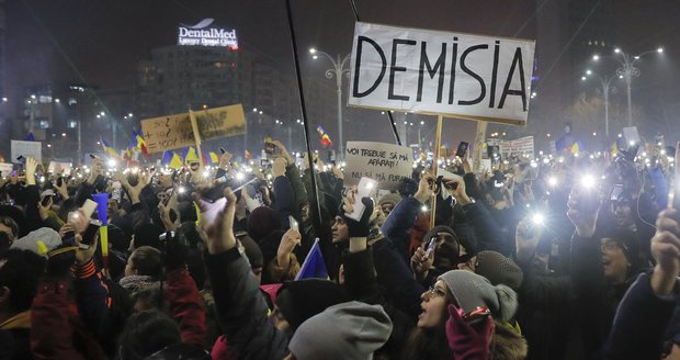 Rumunská vláda ustála hlasování o nedůvěře. I přes masivní lidovou bouři