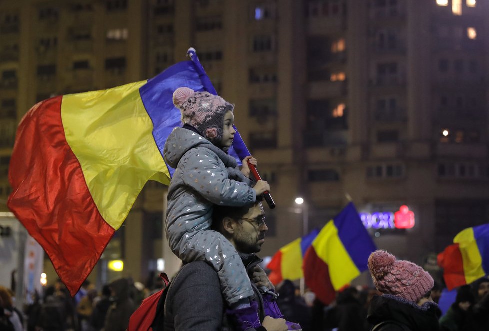 Rumuni demonstrovali proti zákonům, které měly zlegalizovat některá korupční jednání. Vláda ale stejně nepadla.