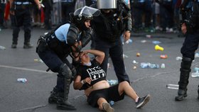 Ve vlnu násilností se v pátek zvrhla protivládní demonstrace v rumunské metropoli Bukurešti. Zraněno při ní bylo více než 440 lidí a v nemocnici skončilo dalších 65 lidí, z toho devět policistů. Policie proti demonstrantům použila slzný plyn a vodní děla.