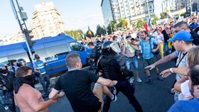 Ve vlnu násilností se v pátek zvrhla protivládní demonstrace v rumunské metropoli Bukurešti. Zraněno při ní bylo více než 440 lidí a v nemocnici skončilo dalších 65 lidí, z toho devět policistů. Policie proti demonstrantům použila slzný plyn a vodní děla.