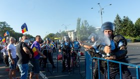 Ve vlnu násilností se v pátek zvrhla protivládní demonstrace v rumunské metropoli Bukurešti. Zraněno při ní bylo více než 440 lidí a v nemocnici skončilo dalších 65 lidí, z toho devět policistů. Policie proti demonstrantům použila slzný plyn a vodní děla.
