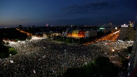 Ve vlnu násilností se v pátek zvrhla protivládní demonstrace v rumunské metropoli Bukurešti. Zraněno při ní bylo více než 440 lidí a v nemocnici skončilo dalších 65 lidí, z toho devět policistů. Policie proti demonstrantům použila slzný plyn a vodní děla.