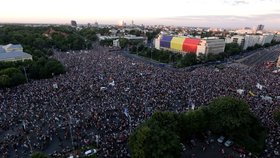 Ve vlnu násilností se v pátek zvrhla protivládní demonstrace v rumunské metropoli Bukurešti. Zraněno při ní bylo více než 440 lidí a v nemocnici skončilo dalších 65 lidí, z toho devět policistů. Policie proti demonstrantům použila slzný plyn a vodní děla.