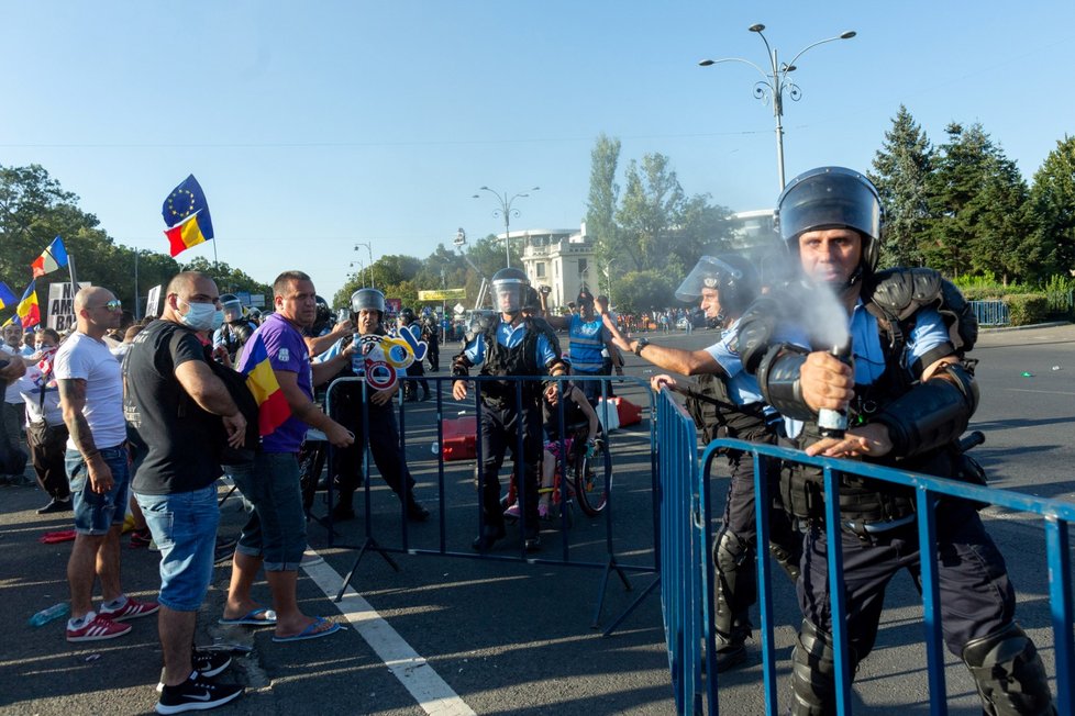 Ve vlnu násilností se v pátek zvrhla protivládní demonstrace v rumunské metropoli Bukurešti. Zraněno při ní bylo více než 440 lidí a v nemocnici skončilo dalších 65 lidí, z toho devět policistů. Policie proti demonstrantům použila slzný plyn a vodní děla.