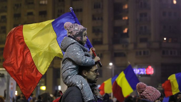 Statisíce lidí protestují v Rumunsku už několikátý den proti vládě. Vadí jim, že chtěla odstranit tresty za část korupce.