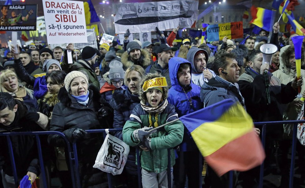 Rumuni demonstrovali proti zákonům, které měly zlegalizovat některá korupční jednání. Vláda ale stejně nepadla.