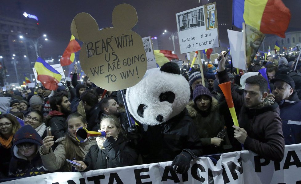 Rumuni demonstrovali proti zákonům, které měly zlegalizovat některá korupční jednání. Vláda ale stejně nepadla.