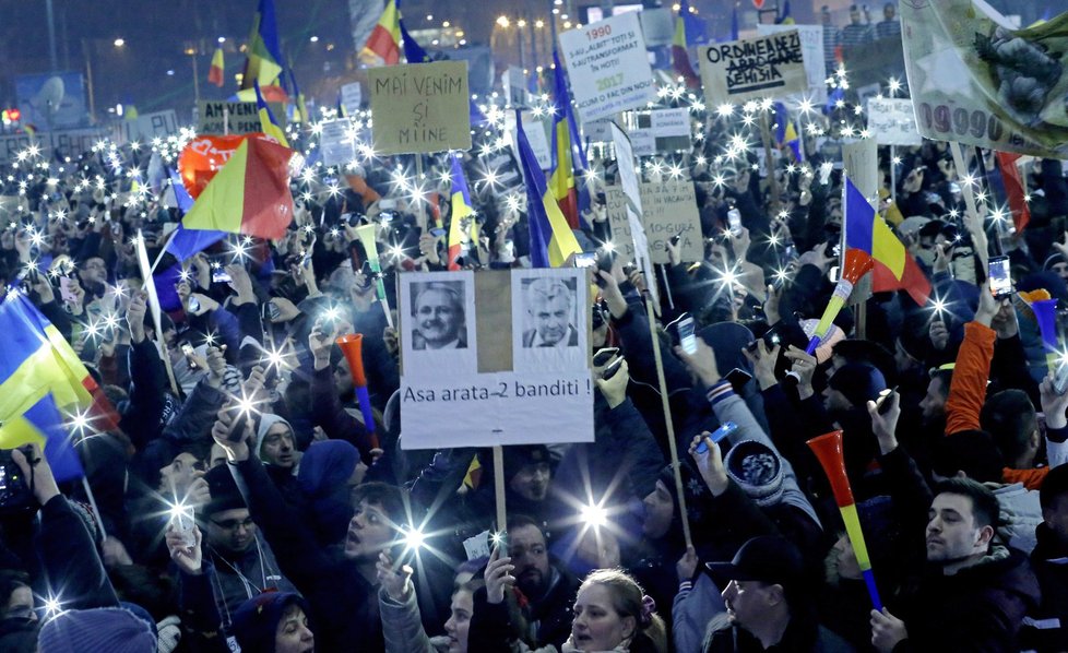 Statisíce lidí protestují v Rumunsku už několikátý den proti vládě. Vadí jim, že chtěla odstranit tresty za část korupce.