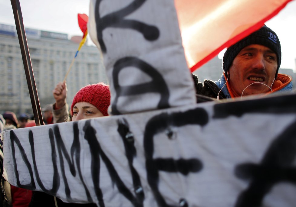 Statisíce lidí protestují v Rumunsku už několikátý den proti vládě. Vadí jim, že chtěla odstranit tresty za část korupce.