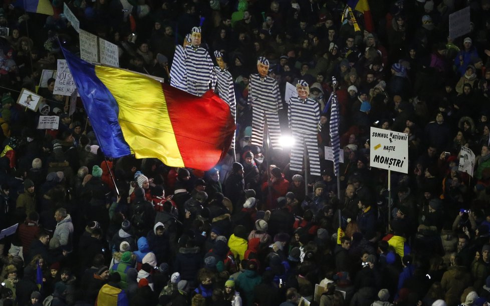 Statisíce lidí protestují v Rumunsku už několikátý den proti vládě. Vadí jim, že chtěla odstranit tresty za část korupce.