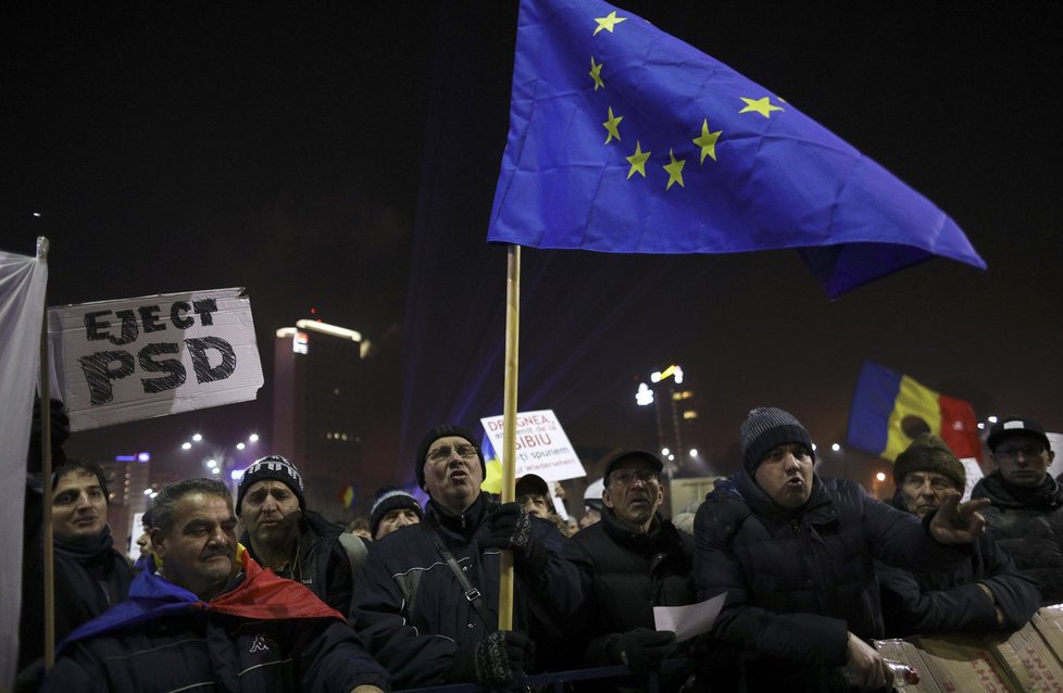 Statisíce lidí protestují v Rumunsku už několikátý den proti vládě. Vadí jim, že chtěla odstranit tresty za část korupce.