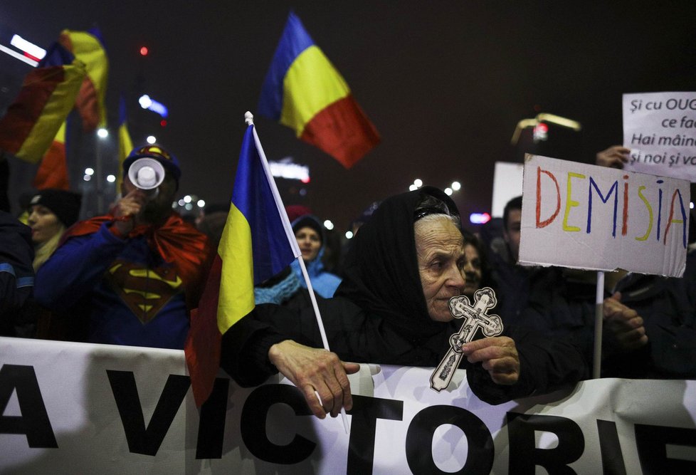 Statisíce lidí protestují v Rumunsku už několikátý den proti vládě. Vadí jim, že chtěla odstranit tresty za část korupce.