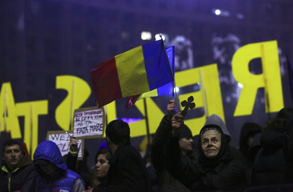 Rumuni demonstrovali proti zákonům, které měly zlegalizovat některá korupční jednání. Vláda ale stejně nepadla.