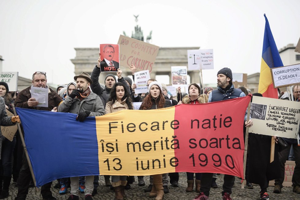 Rumuni demonstrovali proti zákonům, které měly zlegalizovat některá korupční jednání. Vláda ale stejně nepadla.