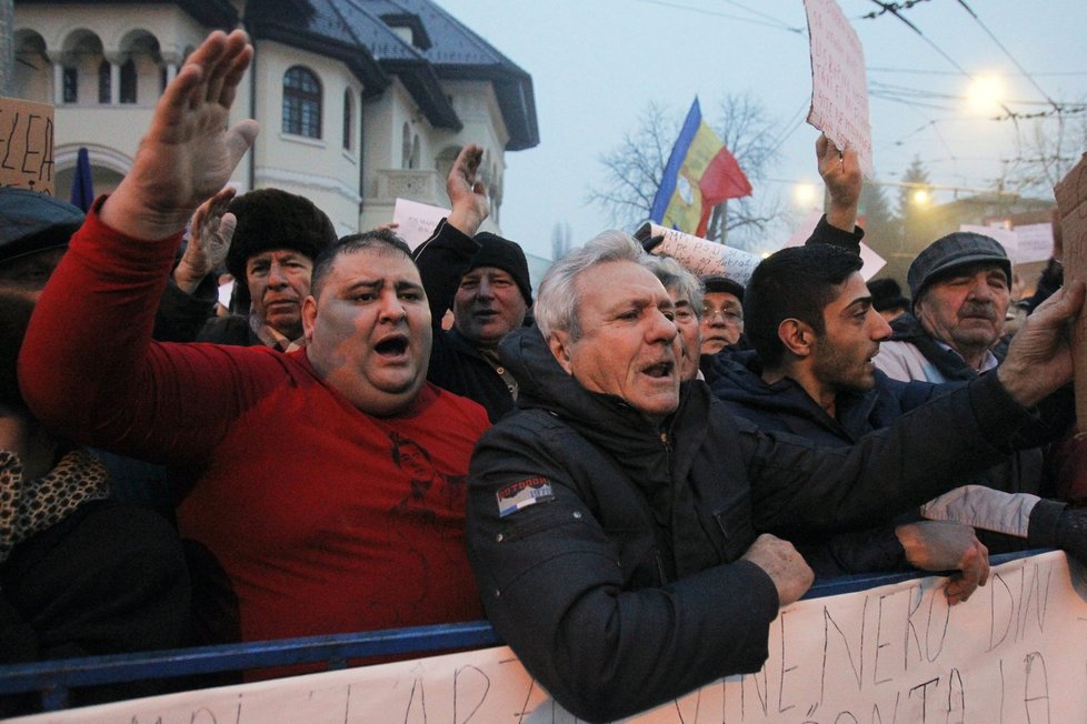 Statisíce lidí protestují v Rumunsku už několikátý den proti vládě. Vadí jim, že chtěla odstranit tresty za část korupce.