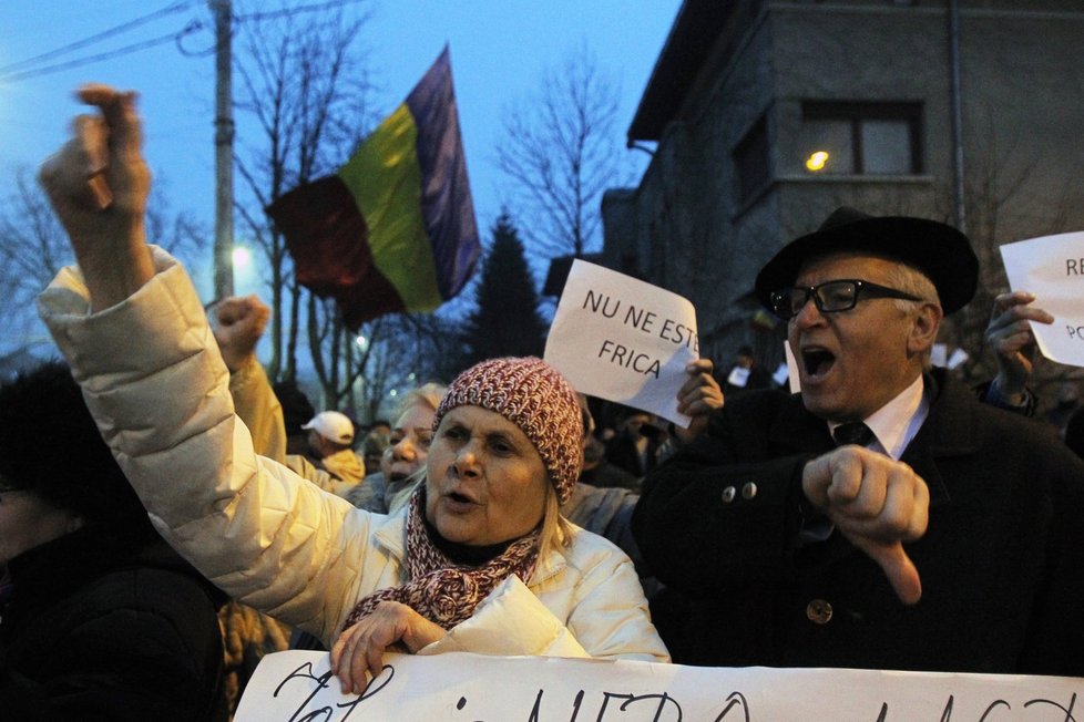 Statisíce lidí protestují v Rumunsku už několikátý den proti vládě. Vadí jim, že chtěla odstranit tresty za část korupce.