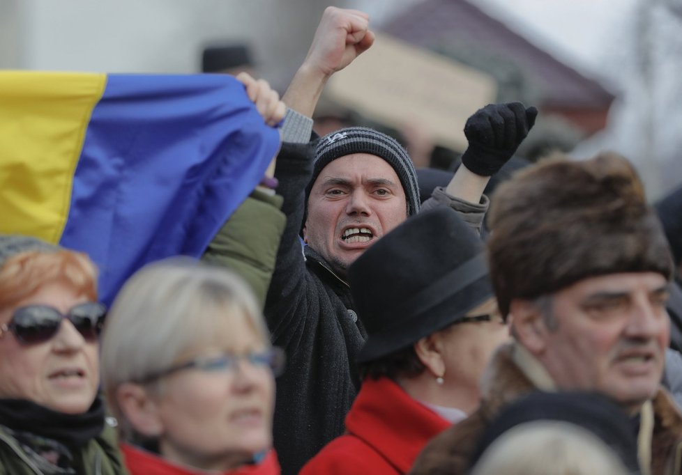 Rumuni demonstrovali proti zákonům, které měly zlegalizovat některá korupční jednání. Vláda ale stejně nepadla.