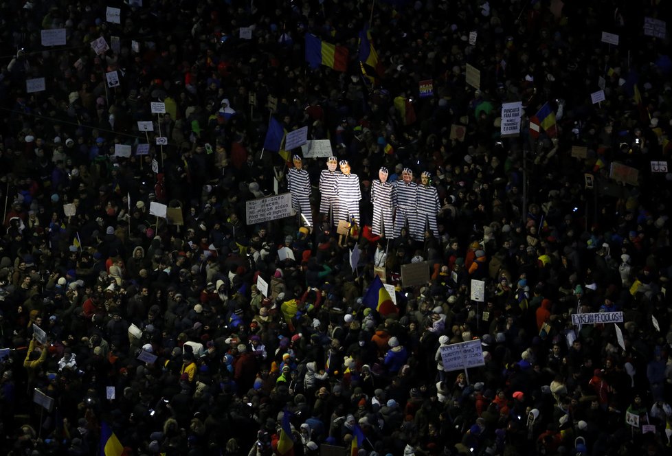 Statisíce lidí protestují v Rumunsku už několikátý den proti vládě. Vadí jim, že chtěla odstranit tresty za část korupce.