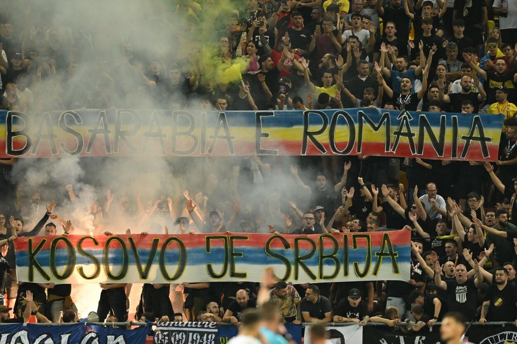 Fanoušci Rumunska ve svém kotli vyvěsili urážlivé transparenty