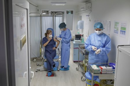 Rumunští zdravotníci se v bukurešťské nemocnici očkují vakcínou společnosti Pfizer/BioNTech (27. 12. 2020)