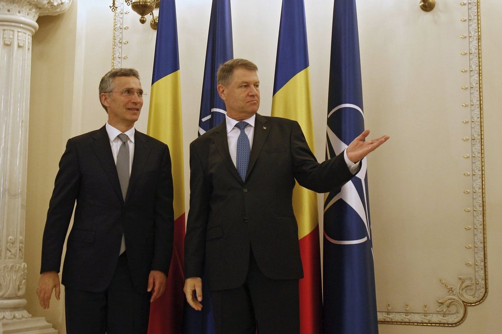 Rumunský prezident Klaus Iohannis se šéfem NATO Jensem Stoltenbergem