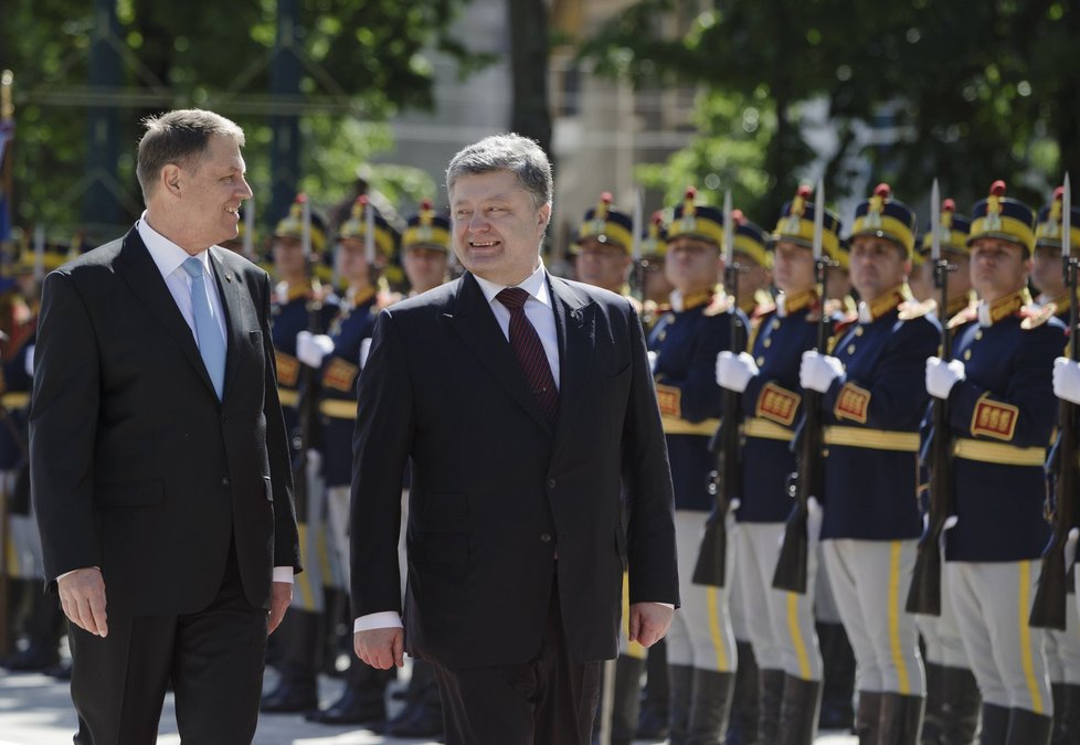 Rumunský prezident Klaus Iohannis s ukrajinským prezidentem Porošenkem