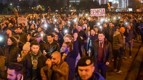 Rumuni protestují proti vládě a jejím reformám už několik týdnů. Nesouhlasí se změnou daní i soudnictví. Požadují pád vlády a nové volby.