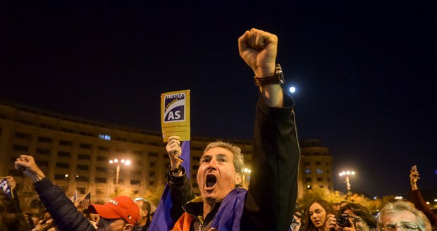 „Zloději!“ skandovaly před vládou tisíce Rumunů. Kvůli reformám chtějí její demisi