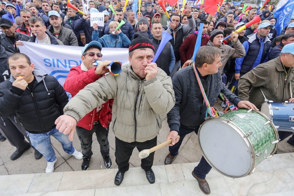 Rumuni protestují proti vládě a jejím reformám už několik týdnů. Nesouhlasí se změnou daní i soudnictví. Požadují pád vlády a nové volby.