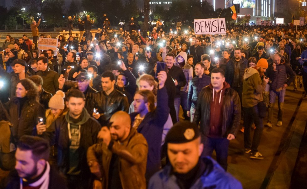 Rumuni protestují proti vládě a jejím reformám už několik týdnů. Nesouhlasí se změnou daní i soudnictví. Požadují pád vlády a nové volby.