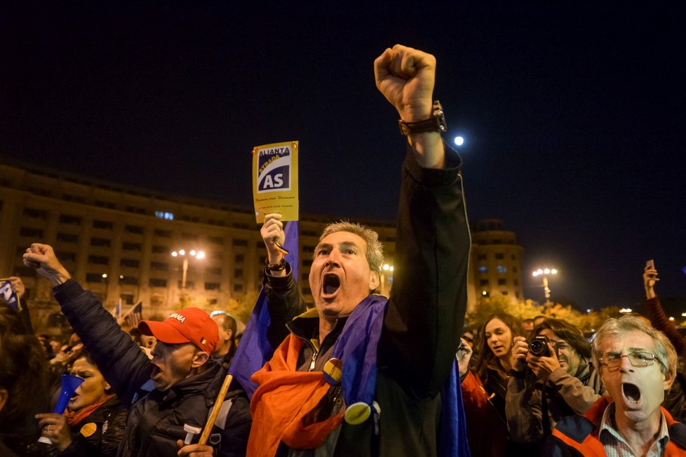 Rumuni protestují proti vládě a jejím reformám už několik týdnů. Nesouhlasí se změnou daní i soudnictví. Požadují pád vlády a nové volby.