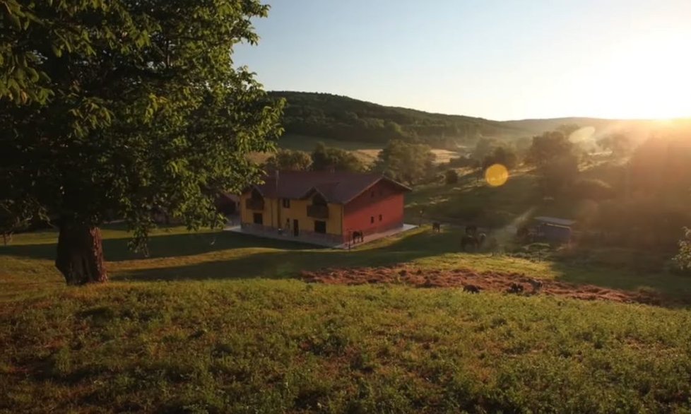 Italský milionář staví eko resort v rumunské vesnici Labaşinţ (23. 6. 2020)